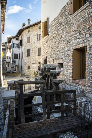Foto de Arquitectura y arte en el antiguo pueblo fortificado de Valvasone - Imagen libre de derechos