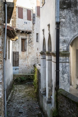 Foto de Arquitectura y arte en el antiguo pueblo fortificado de Valvasone - Imagen libre de derechos