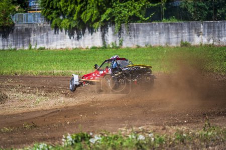 Foto de Competencia de autocross en carretera de tierra - Imagen libre de derechos