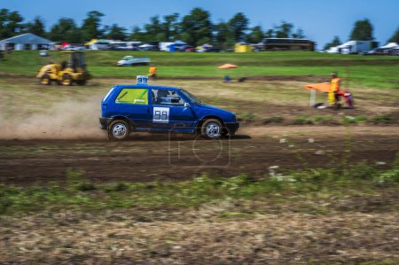 Téléchargez les photos : Compétition d'autocross sur route de terre - en image libre de droit