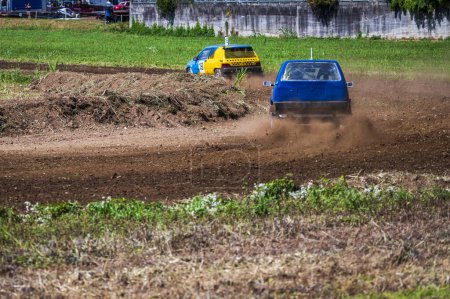 Téléchargez les photos : Compétition d'autocross sur route de terre - en image libre de droit