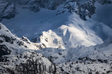 Téléchargez les photos : Neige printanière sur le mont Canin et Montasio - en image libre de droit