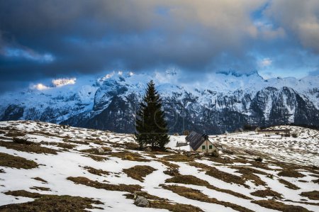 Téléchargez les photos : Neige printanière sur le mont Canin et Montasio - en image libre de droit