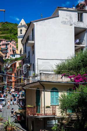 Téléchargez les photos : Belle vue sur le village de Manarola avec bâtiments et touristes, Italie - en image libre de droit