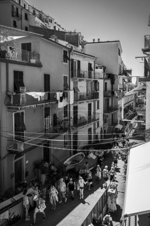 Foto de Hermosa vista del pueblo de Manarola con edificios y turistas, Italia - Imagen libre de derechos