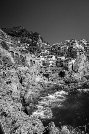 Foto de Hermosa vista de la costa rocosa y el pueblo de Manarola con vistas al mar. Cinque Terre - Imagen libre de derechos