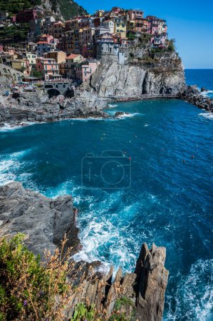 Foto de Hermosa vista de la costa rocosa y el pueblo de Manarola con vistas al mar. Cinque Terre - Imagen libre de derechos