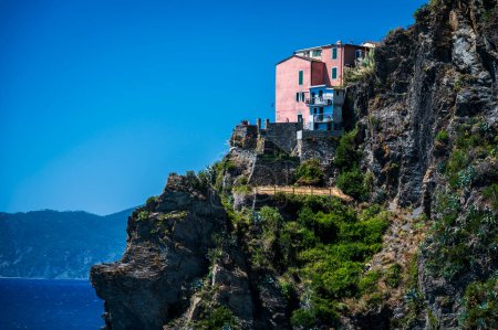 Foto de Hermosa arquitectura y costa del mar en Corniglia. Cinque Terre - Imagen libre de derechos