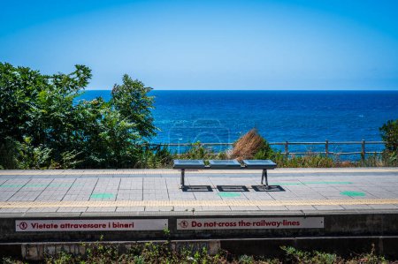 Foto de Líneas de ferrocarril y costa marítima en Cinque Terre, Corniglia - Imagen libre de derechos