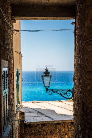 Foto de Hermosa arquitectura antigua y farola con vistas al mar, Cinque Terre, Corniglia - Imagen libre de derechos
