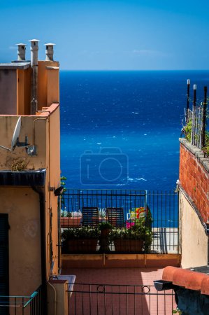 Foto de Hermosa arquitectura y costa del mar en Corniglia. Cinque Terre - Imagen libre de derechos
