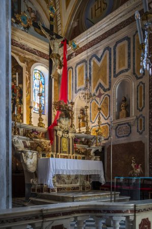 Foto de Hermoso interior de la iglesia antigua en Cinque Terre, Corniglia, Italia - Imagen libre de derechos