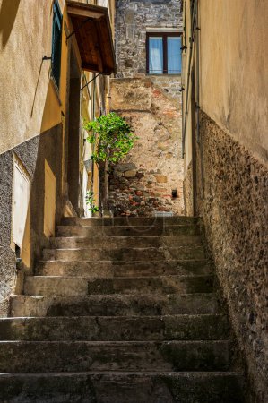 Foto de Hermosa arquitectura antigua en Corniglia. Cinque Terre - Imagen libre de derechos