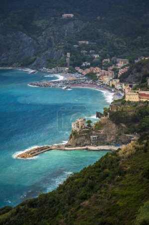 Téléchargez les photos : Belle vue sur la côte maritime. Cinque Terre. Monterosso, le port, la plage et l'ancien village - en image libre de droit