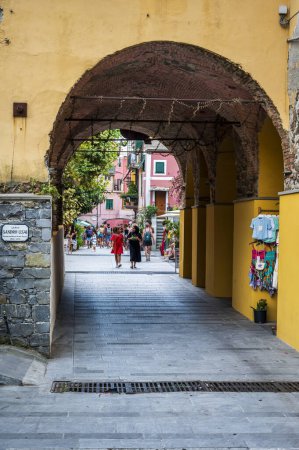 Téléchargez les photos : Des gens marchant dans la rue. Cinque Terre. Ancien village de Monterosso - en image libre de droit