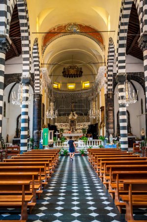 Téléchargez les photos : Belle vieille église intérieure à Monterosso ancien village, Italie - en image libre de droit