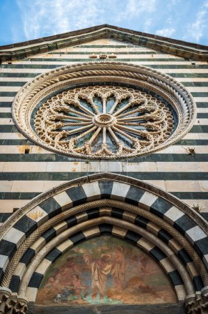 Foto de Vista de ángulo bajo de la hermosa arquitectura antigua catedral, Monterosso antiguo pueblo, Italia - Imagen libre de derechos