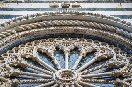 Foto de Vista de ángulo bajo de la hermosa arquitectura antigua catedral, Monterosso antiguo pueblo, Italia - Imagen libre de derechos