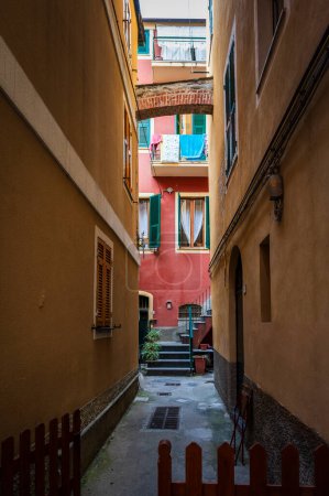 Téléchargez les photos : Belle vue sur la ville et l'architecture ancienne à Monterosso ancien village - en image libre de droit