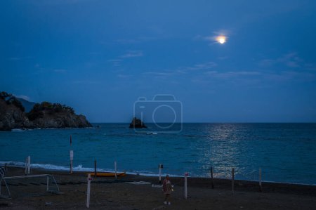 Téléchargez les photos : Belle vue de nuit sur la côte de la mer, Monterosso, Italie - en image libre de droit