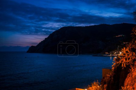 Foto de Hermosa vista de Monterosso antiguo pueblo y puerto por la noche. Cinque Terre - Imagen libre de derechos
