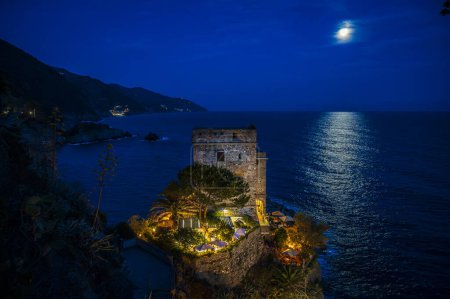Téléchargez les photos : Belle vue sur l'ancien village et le port de Monterosso la nuit. Cinque Terre - en image libre de droit