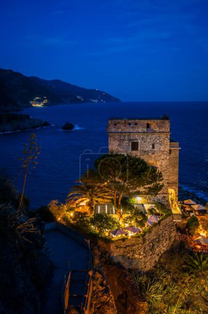 Foto de Hermosa vista de Monterosso antiguo pueblo y puerto por la noche. Cinque Terre - Imagen libre de derechos