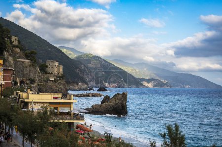 Téléchargez les photos : Belle vue sur la côte maritime. Cinque Terre. Monterosso, le port, la plage et l'ancien village - en image libre de droit