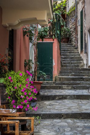Foto de Hermosa arquitectura de Monterosso antiguo pueblo. Cinque Terre. - Imagen libre de derechos