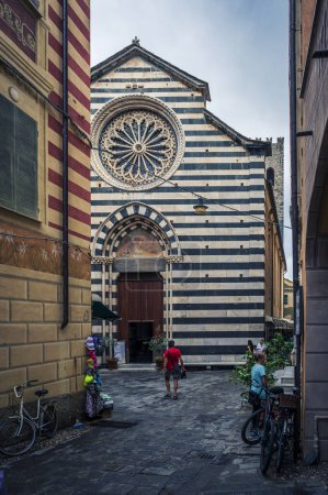 Foto de Gente caminando por la calle City. Cinque Terre. Monterosso antiguo pueblo - Imagen libre de derechos