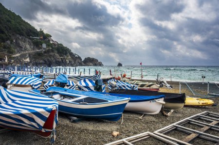 Téléchargez les photos : Belle vue sur la côte maritime avec des bateaux. Monterosso, le port, la plage et l'ancien village - en image libre de droit