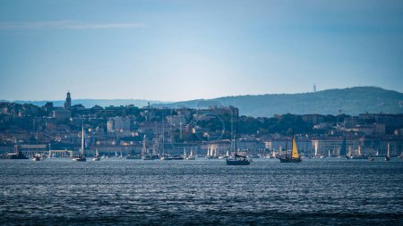 Téléchargez les photos : Le Golfe de Trieste lors de la régate Barcolana. - en image libre de droit
