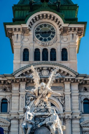 Téléchargez les photos : View of the town hall in central square in Trieste, Italy - en image libre de droit