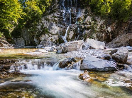 Foto de Emerald Water of the Torre Torrent Falls. Silk water. Tarcento, Friuli to discover - Imagen libre de derechos