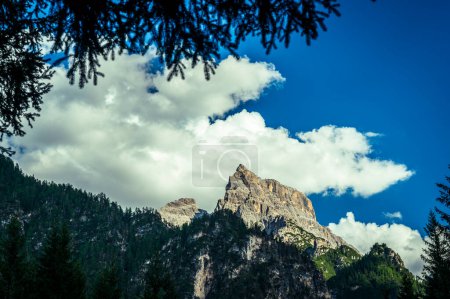 Téléchargez les photos : Lago di Dobbiaco dans les montagnes des Dolomites, Cortina dAmpezzo, Italie le jour du printemps lunaire. - en image libre de droit