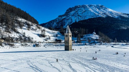 Paysage hivernal dans les Alpes avec le célèbre clocher creusé à Reschensee (lac Resia) à la frontière entre le Tyrol du Sud (Alpes italiennes) et l'Autriche.
