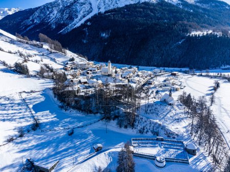 Paysage hivernal dans les Alpes avec le célèbre clocher creusé à Reschensee (lac Resia) à la frontière entre le Tyrol du Sud (Alpes italiennes) et l'Autriche.