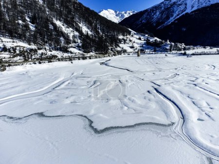 Téléchargez les photos : Paysage hivernal dans les Alpes avec le célèbre clocher creusé à Reschensee (lac Resia) à la frontière entre le Tyrol du Sud (Alpes italiennes) et l'Autriche. - en image libre de droit