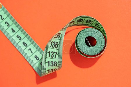 Foto de Concepto de dieta. coloridas cintas métricas vista superior sobre fondo rojo brillante, disposición plana, patrón - Imagen libre de derechos