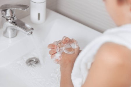 Selbsthilfe für Teenager: Erfrischende Momente im Badezimmer