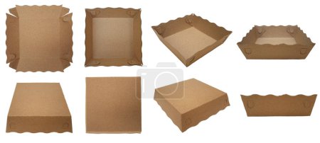 Set von leerem braunem Papier Futtertablett isoliert auf weißem Hintergrund. Faltbare Essensschalen-Attrappe in verschiedenen Winkeln, kein Etikett.