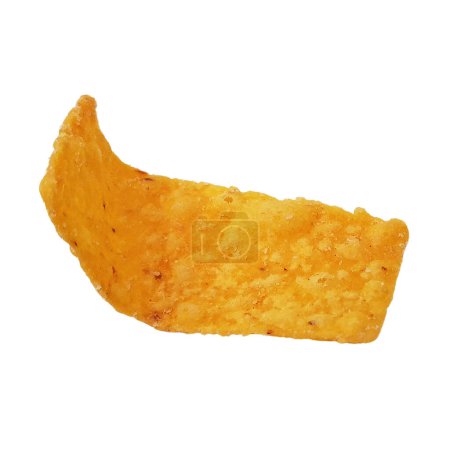 Einzelne Mais-Chip-Nachos oder Kartoffelchips isoliert auf weißem Hintergrund mit Clipping-Pfad. Textur aus nächster Nähe.