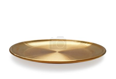 Plaque d'or vide isolée sur fond blanc avec chemin de coupe et ombre. Vue de face de plaque plate ronde dorée avec ombre. Modèle de maquette pour la conception d'affiches alimentaires.