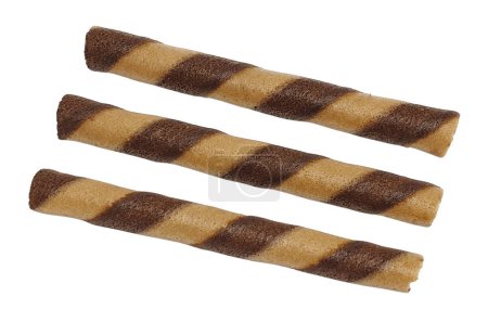 Tres rollos de oblea de rayas marrones aislados sobre fondo blanco con trayectoria de recorte. Vista de cerca de palos de waffle enrollados con relleno de chocolate.