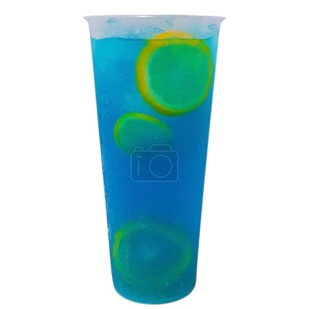 Ice Blue Limonade im Plastikbecher isoliert auf Weiß. Blauer Cocktail in einem klaren Einweg-Plastikbecher isoliert auf weißem Hintergrund mit Clipping-Pfad. Eiskalte blaue Limonade mit Zitronenscheiben. Erfrischende Kaltgetränke im Sommer.