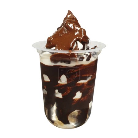 Fudge sundae chocolat et vanille dans une grande tasse en plastique isolé sur fond blanc avec chemin de coupe. Crème glacée molle yaourt glacé à la vanille et sauce au chocolat. Rafraîchissements d'été.