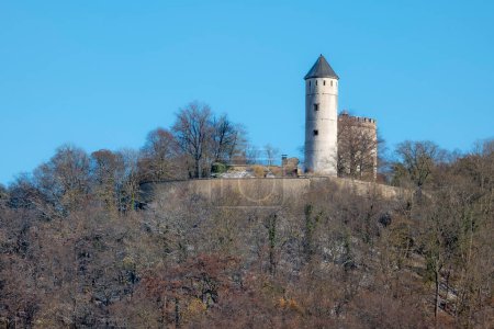 Foto de Ruinas medievales del castillo en una montaña en el bosque de otoño. Plesseburg cerca de Goettingen en Alemania - Imagen libre de derechos