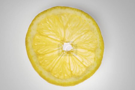 Téléchargez les photos : Macro image d'une tranche de citron brillait à travers - en image libre de droit