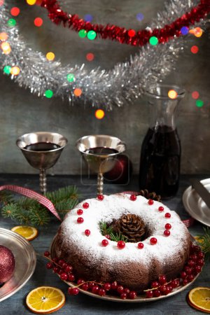 Téléchargez les photos : Gâteau de Noël avec décoration et vin rouge - en image libre de droit