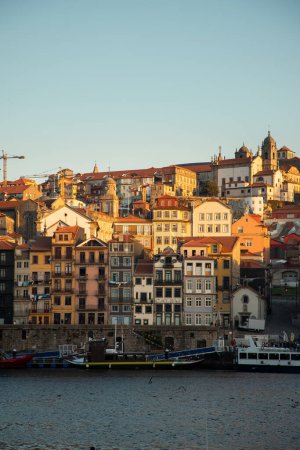 Téléchargez les photos : Vue sur le fleuve Douro et la ville de Porto à l'aube de l'automne au Portugal - en image libre de droit